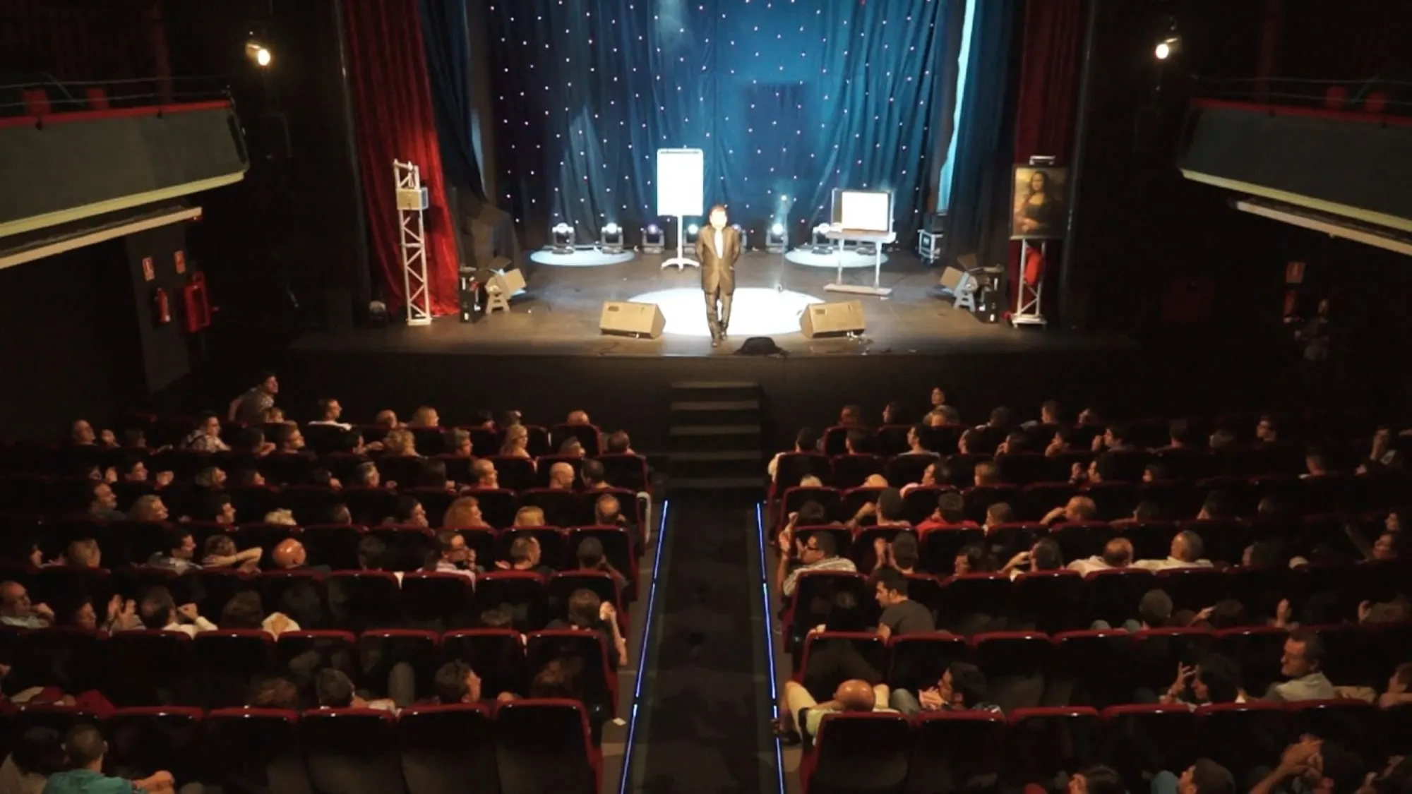 Talman en el escenario ante un teatro lleno