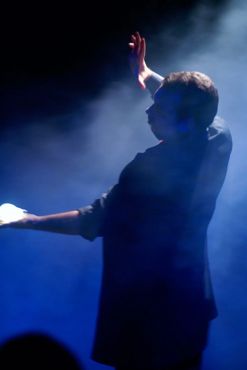 Talman en escena en VEN, entre humo y luz azul